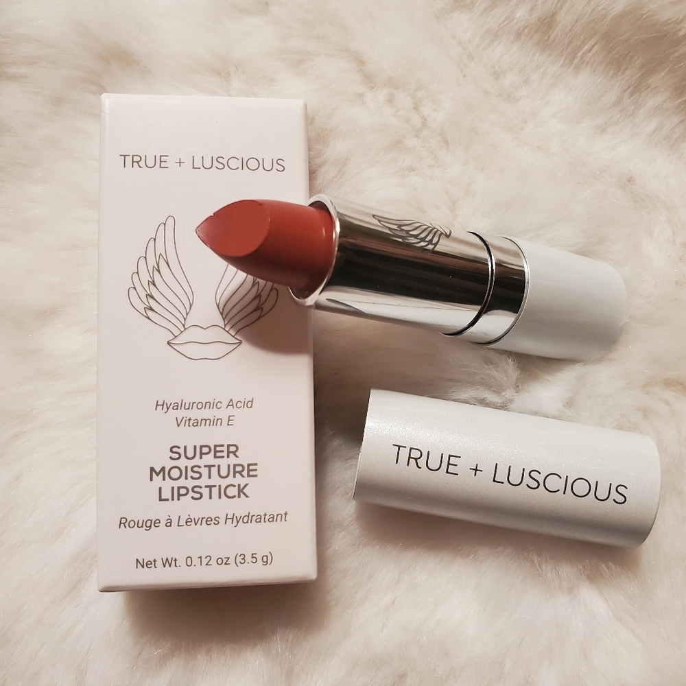 True & Luscious Super Moisture Lipstick